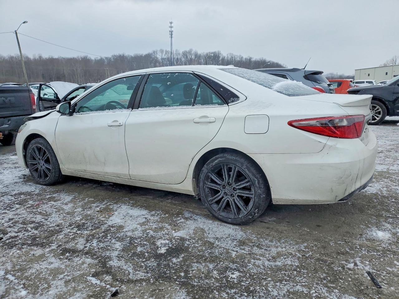 2016 Toyota Camry Le - Фото 2