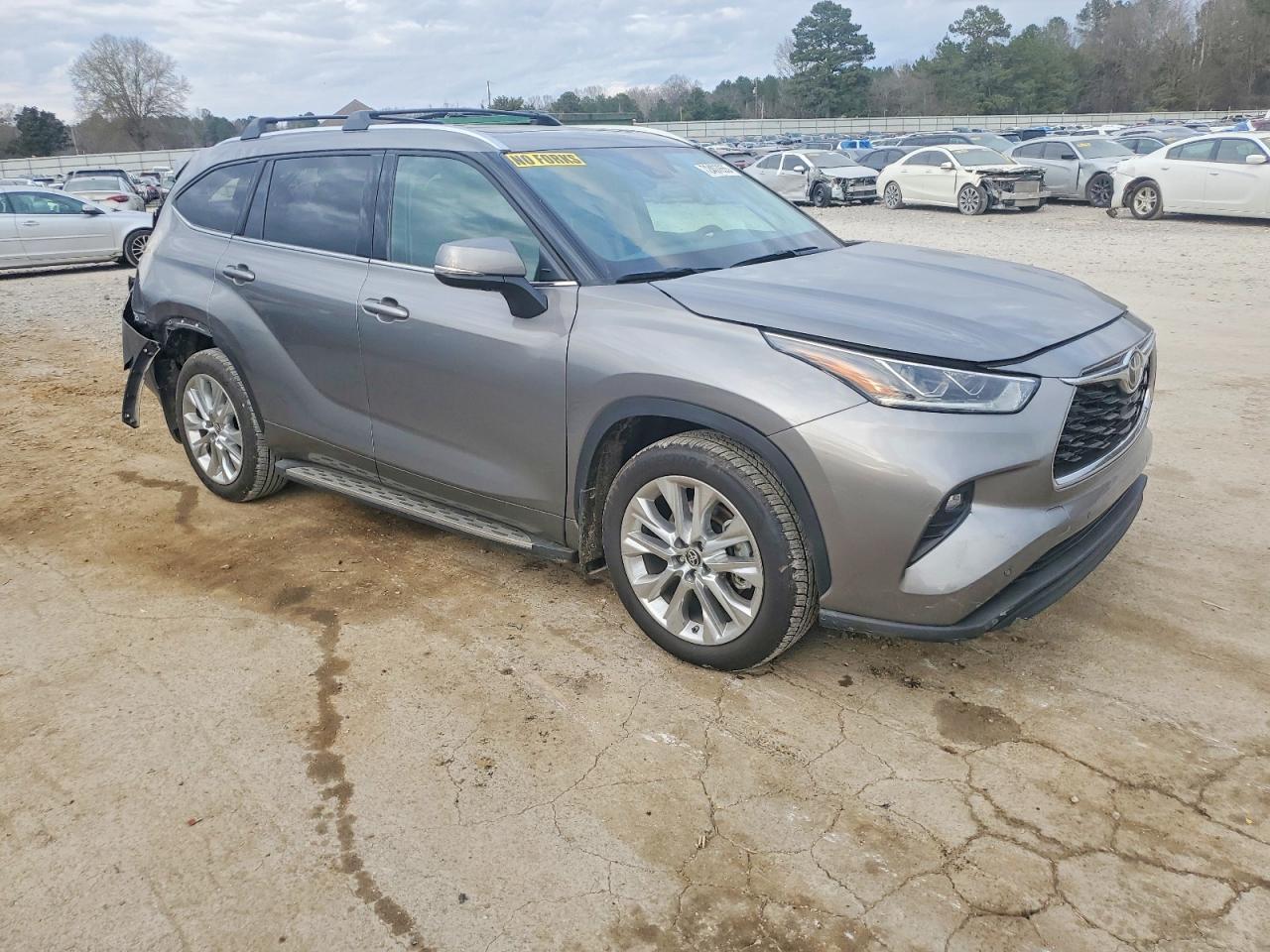 2025 Toyota Highlander Le - Image 4