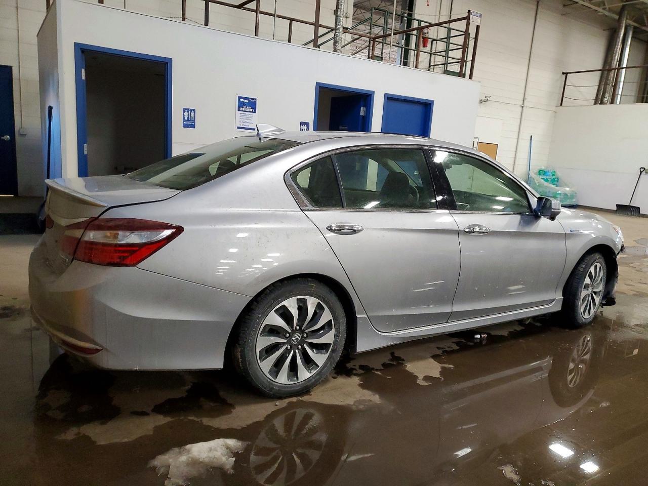 2017 Honda Accord Touring Hybrid - Image 3