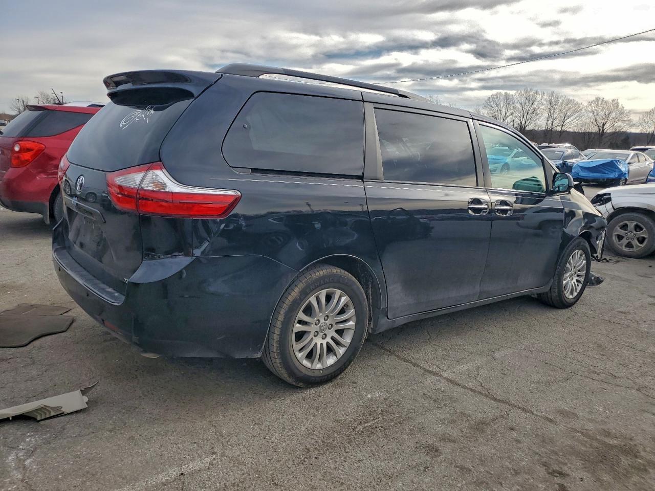2017 Toyota Sienna Xle - Фото 3