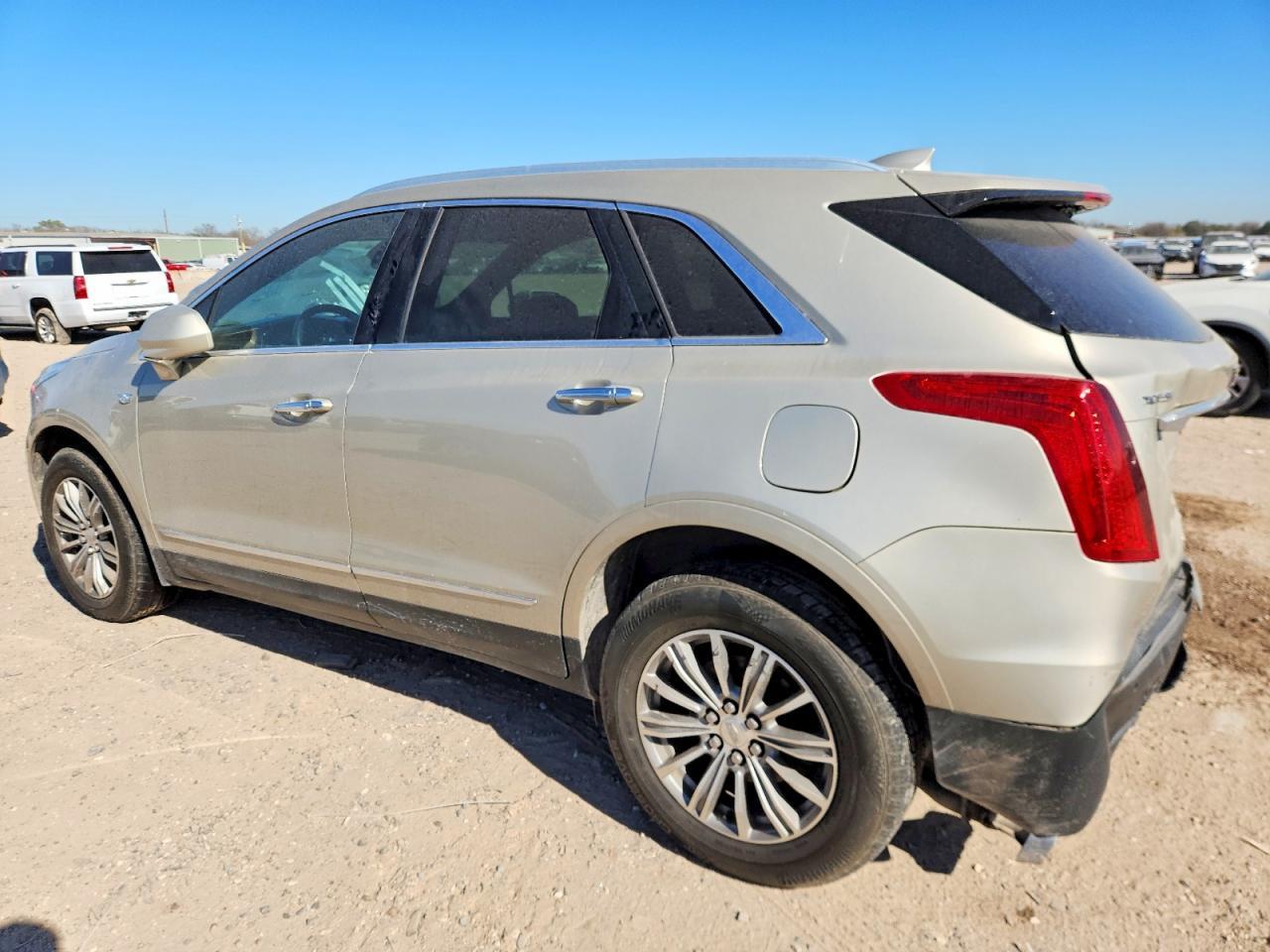 2017 Cadillac Xt5 Luxury - Image 2