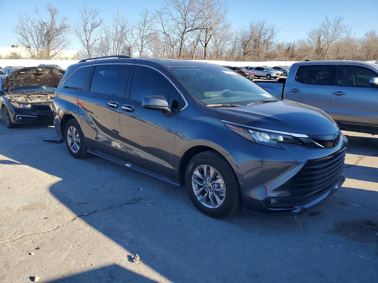 2025 Toyota Sienna Xle - Image 4