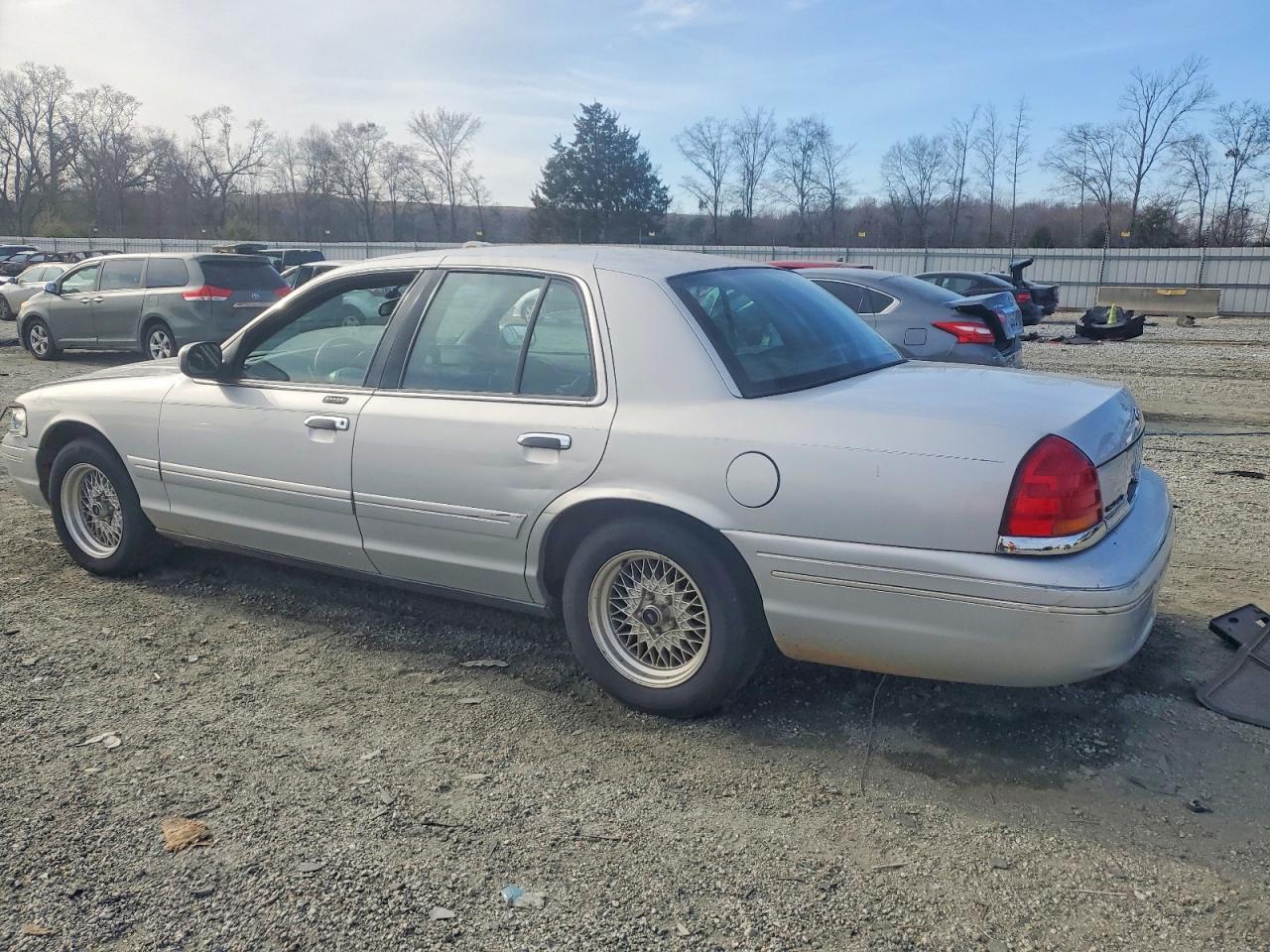 2001 Ford Crown Victoria Lx - Фото 2