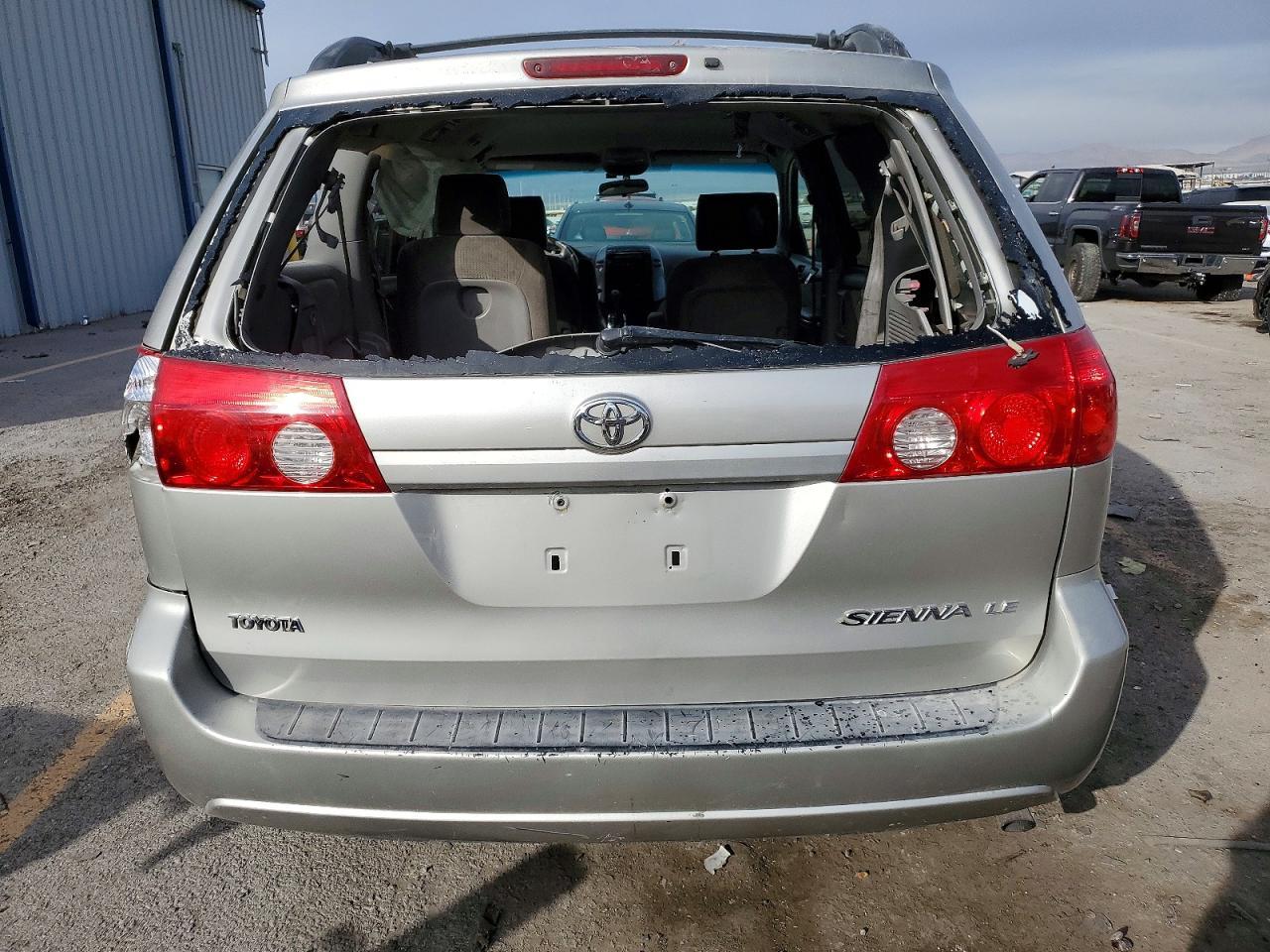 2008 Toyota Sienna Le 8-Passenger - Фото 6