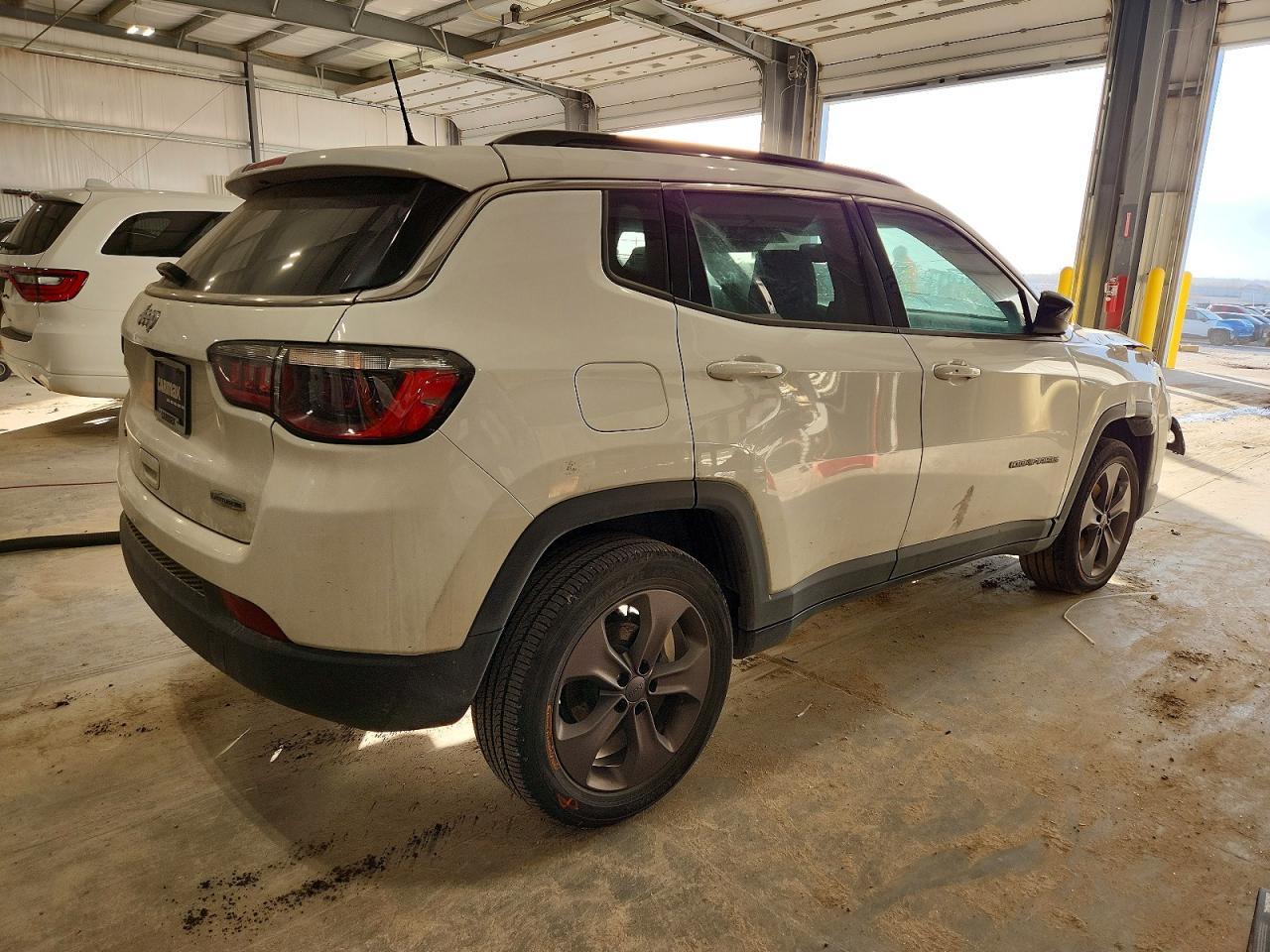 2022 Jeep Compass Latitude Lux - Image 3