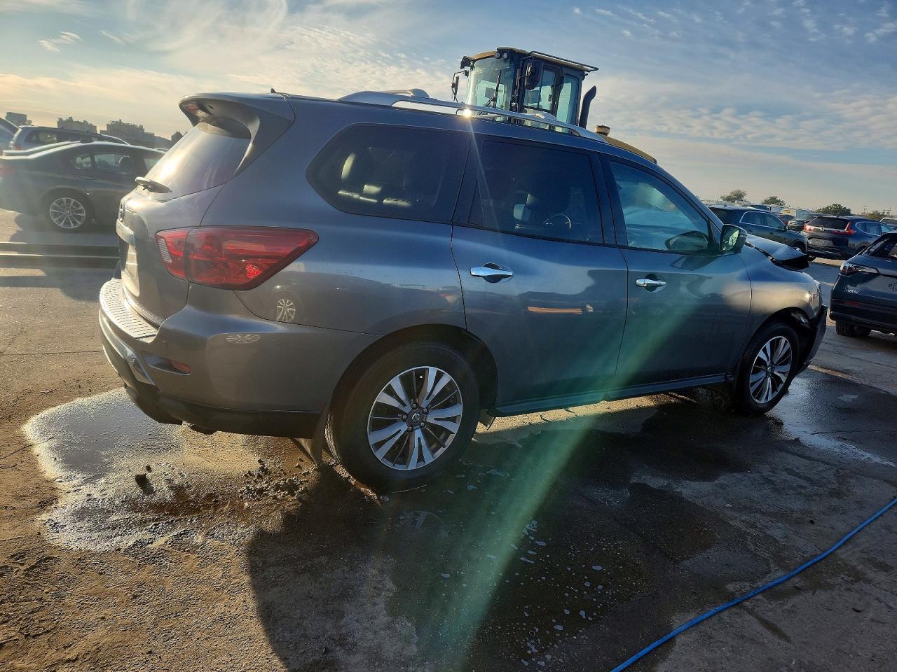 2017 Nissan Pathfinder S - Image 3
