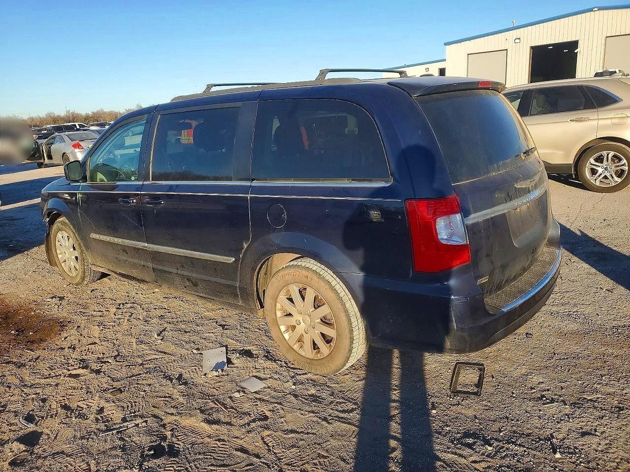 2015 Chrysler Town & Country Touring - Фото 2