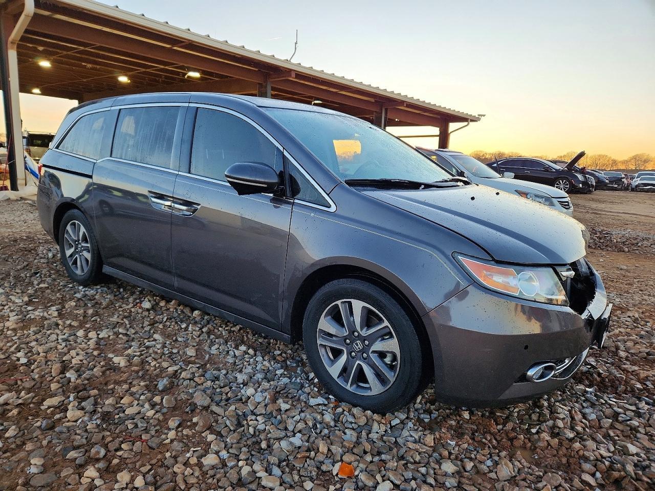 2016 Honda Odyssey Touring - Image 4
