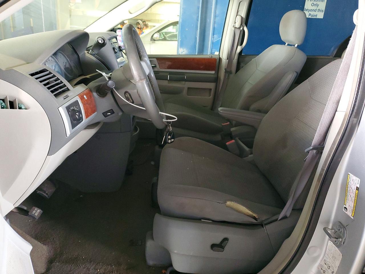 2009 Chrysler Town & Country Touring - Фото 7
