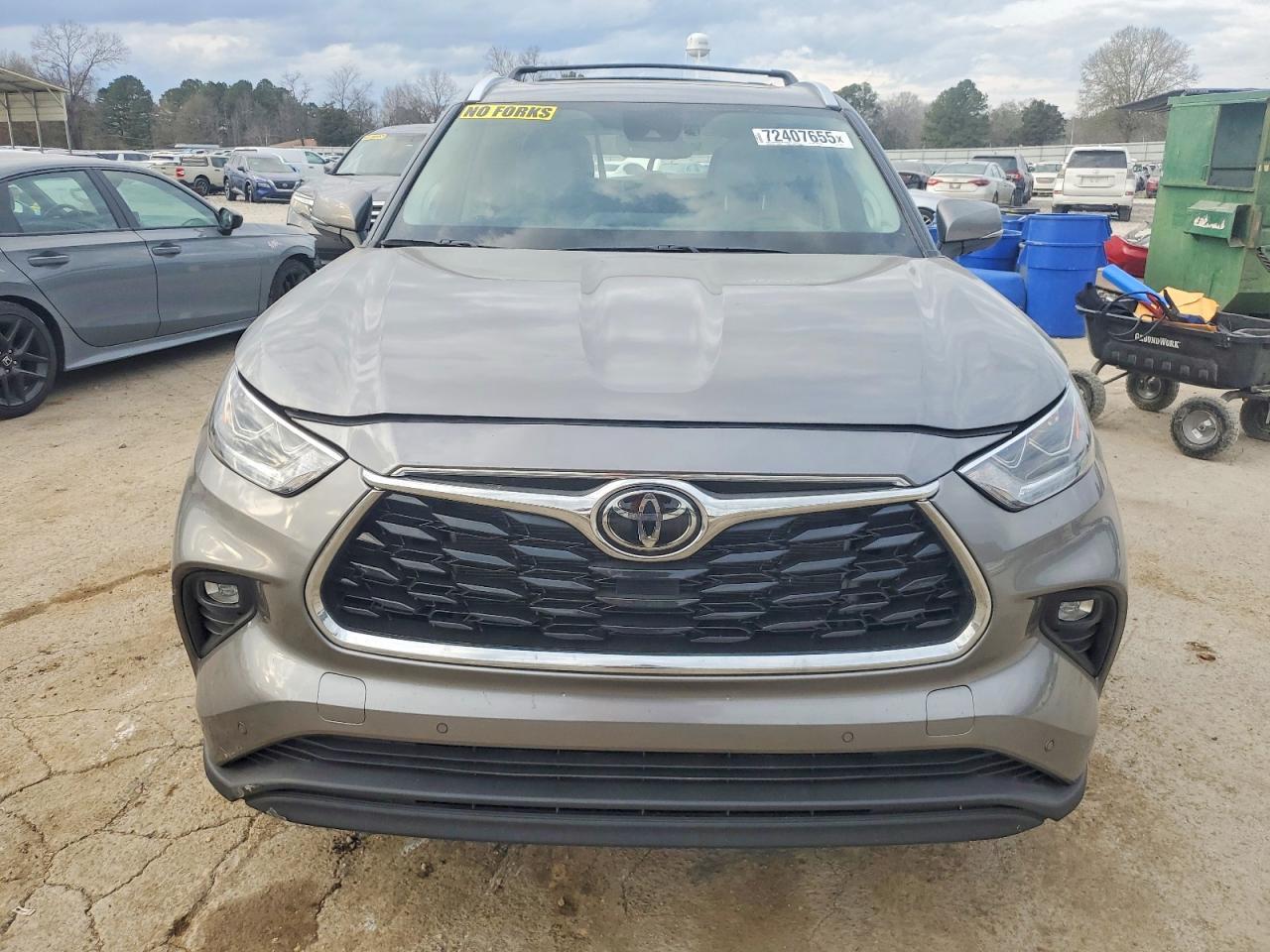 2025 Toyota Highlander Le - Image 5