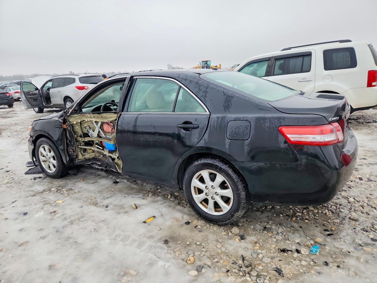 2011 Toyota Camry Base - Фото 2