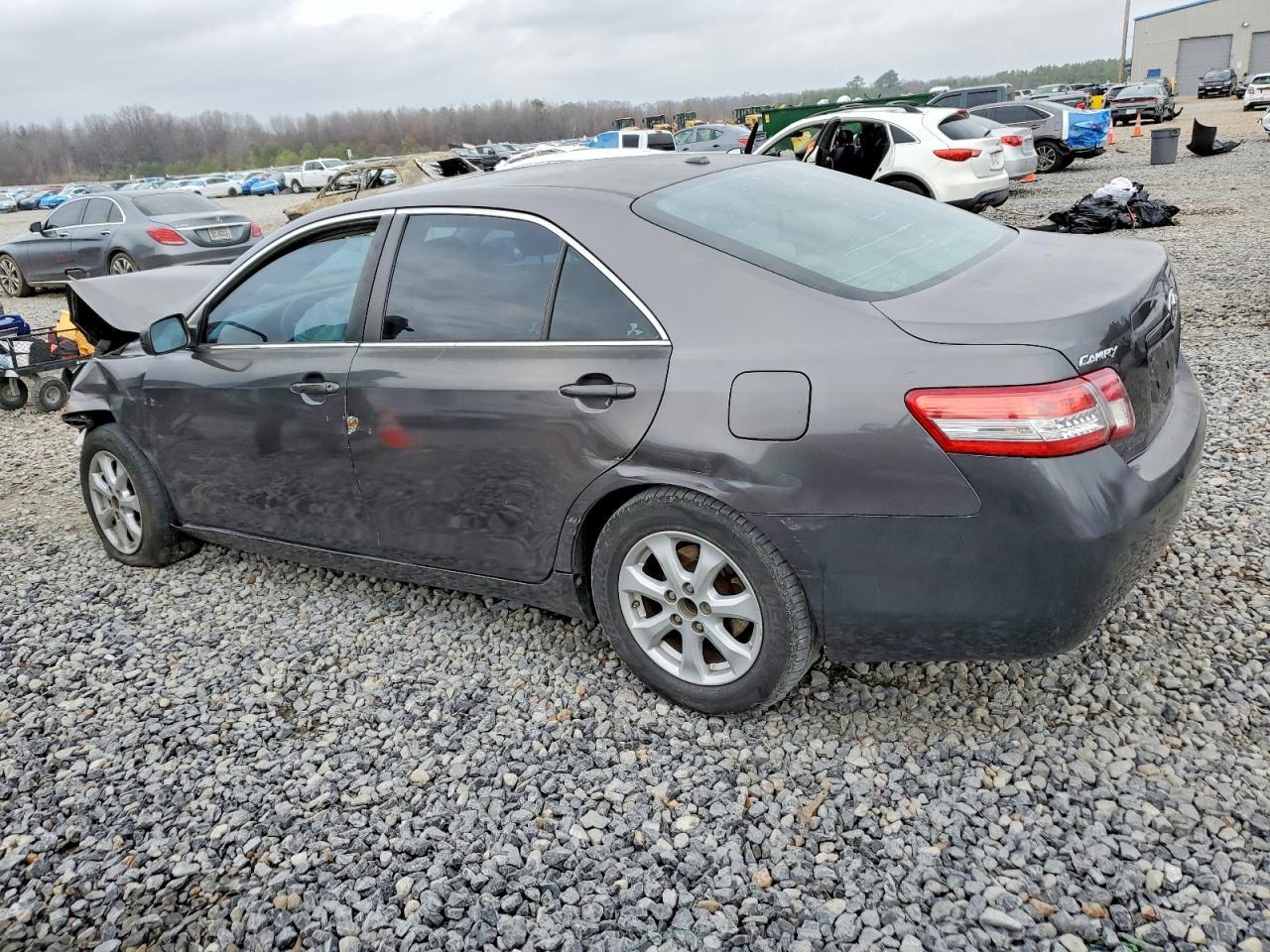 2011 Toyota Camry Le - Фото 2
