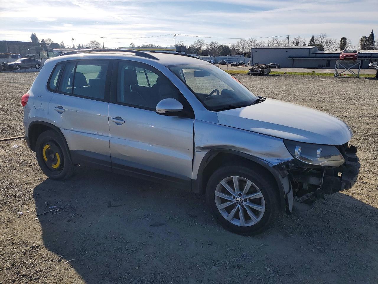 2017 Volkswagen Tiguan S - Фото 4