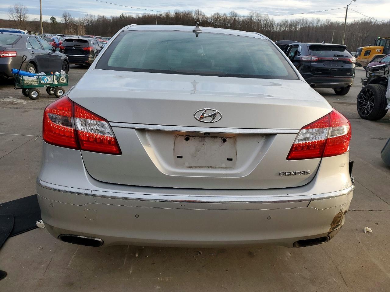 2013 Hyundai Genesis 3.8L - Фото 6