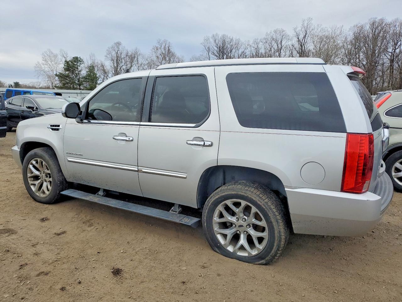 2011 Cadillac Escalade Premium - Фото 2