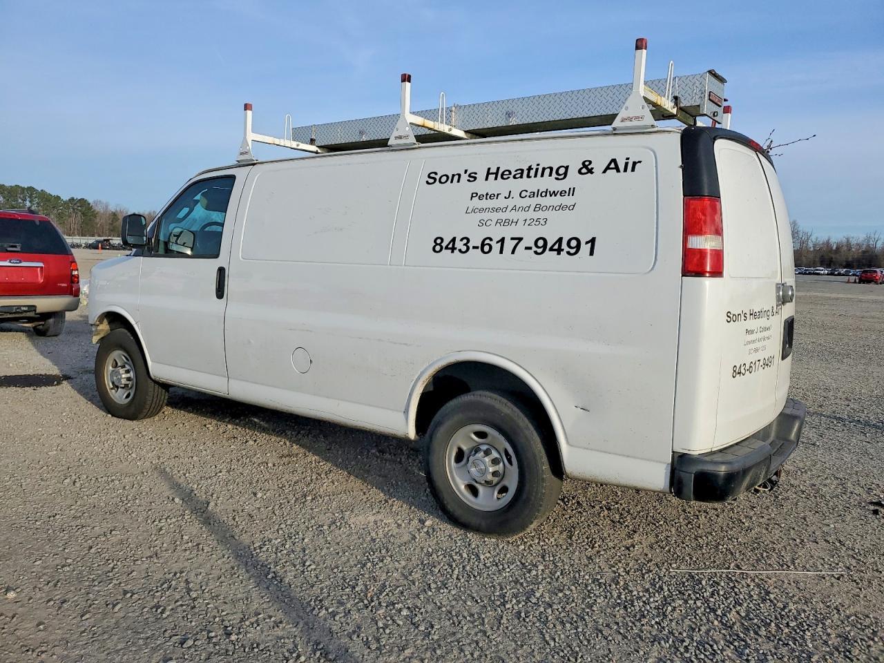 2017 Chevrolet Express 3500 Utility / Service Van - Фото 2