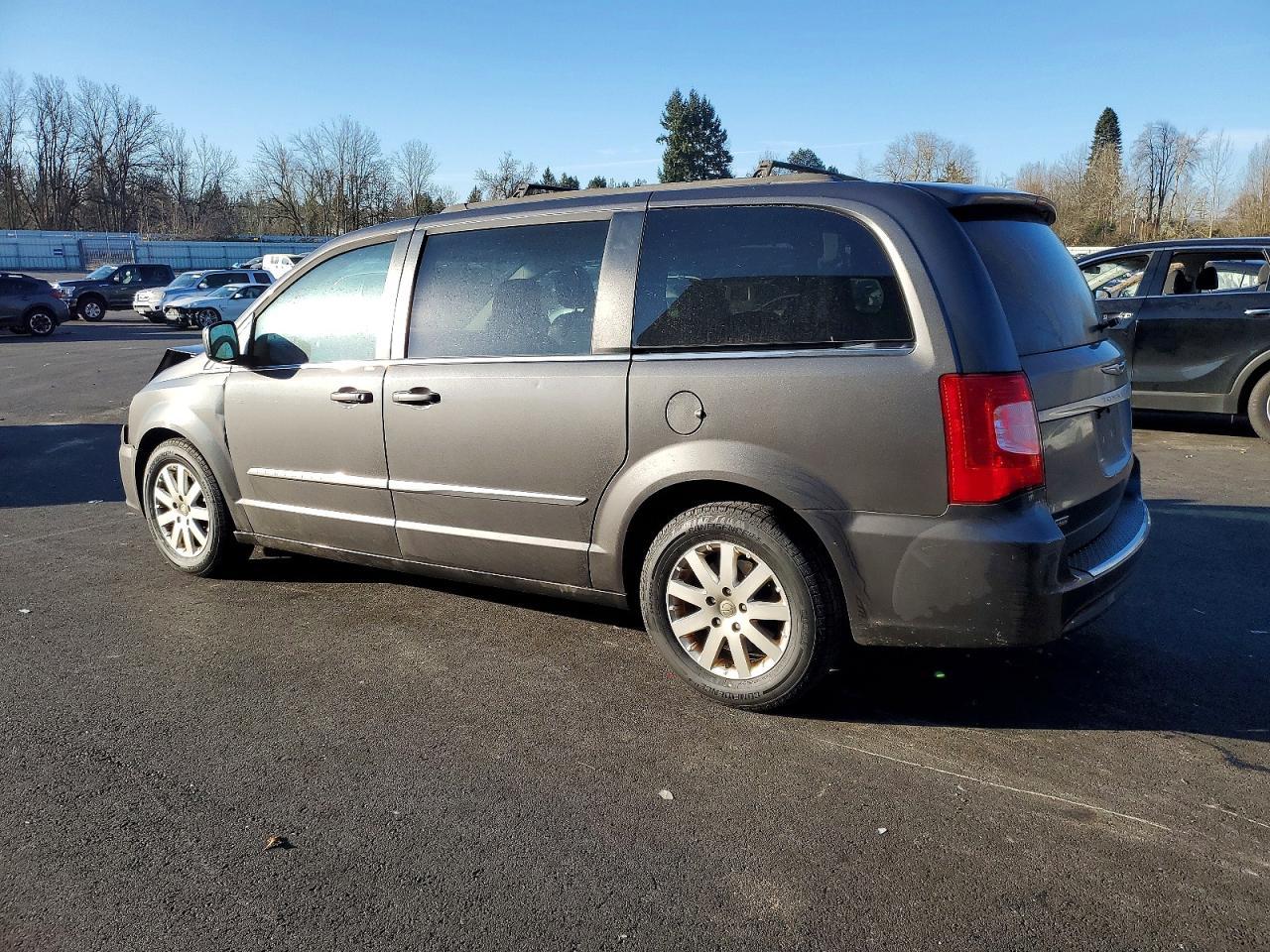 2016 Chrysler Town & Country Touring - Image 2