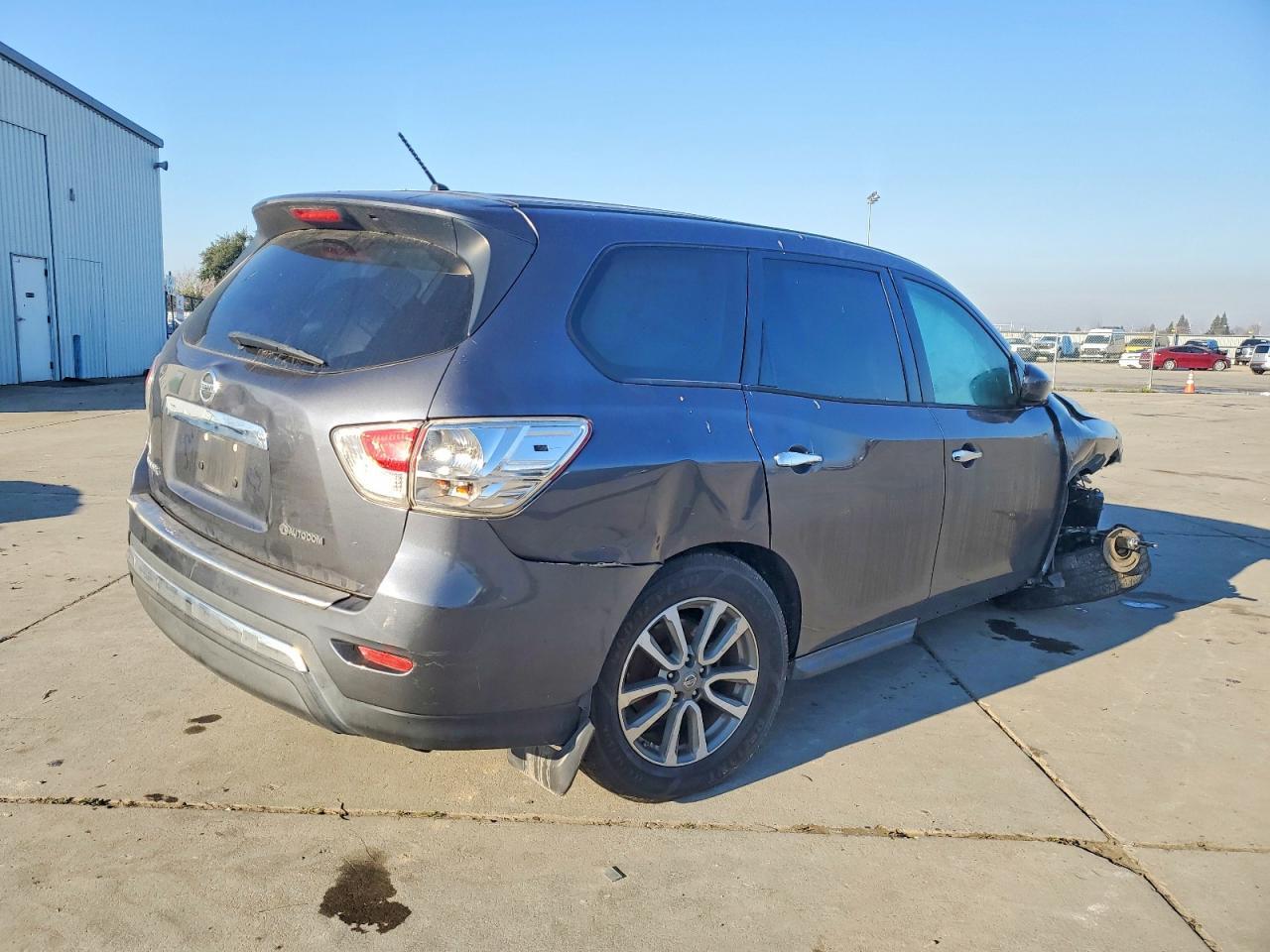2013 Nissan Pathfinder S - Image 3