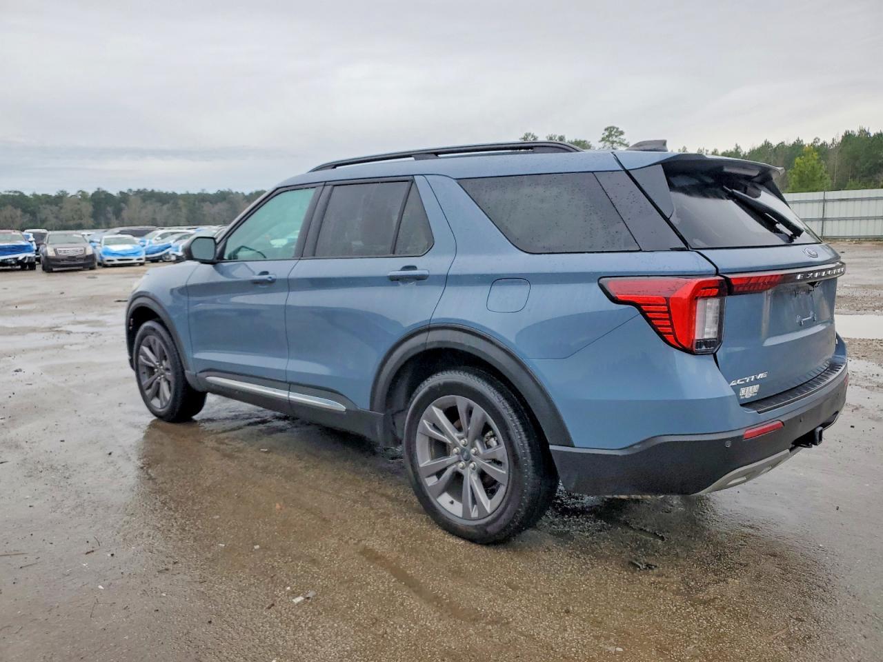 2025 Ford Explorer Active - Image 2