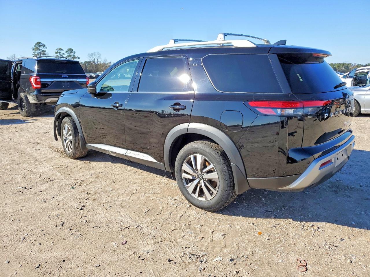 2022 Nissan Pathfinder Sl - Фото 2