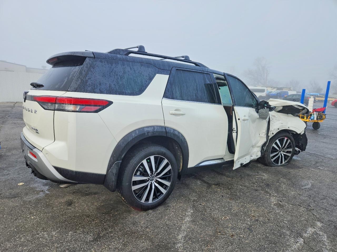 2024 Nissan Pathfinder Platinum - Image 3