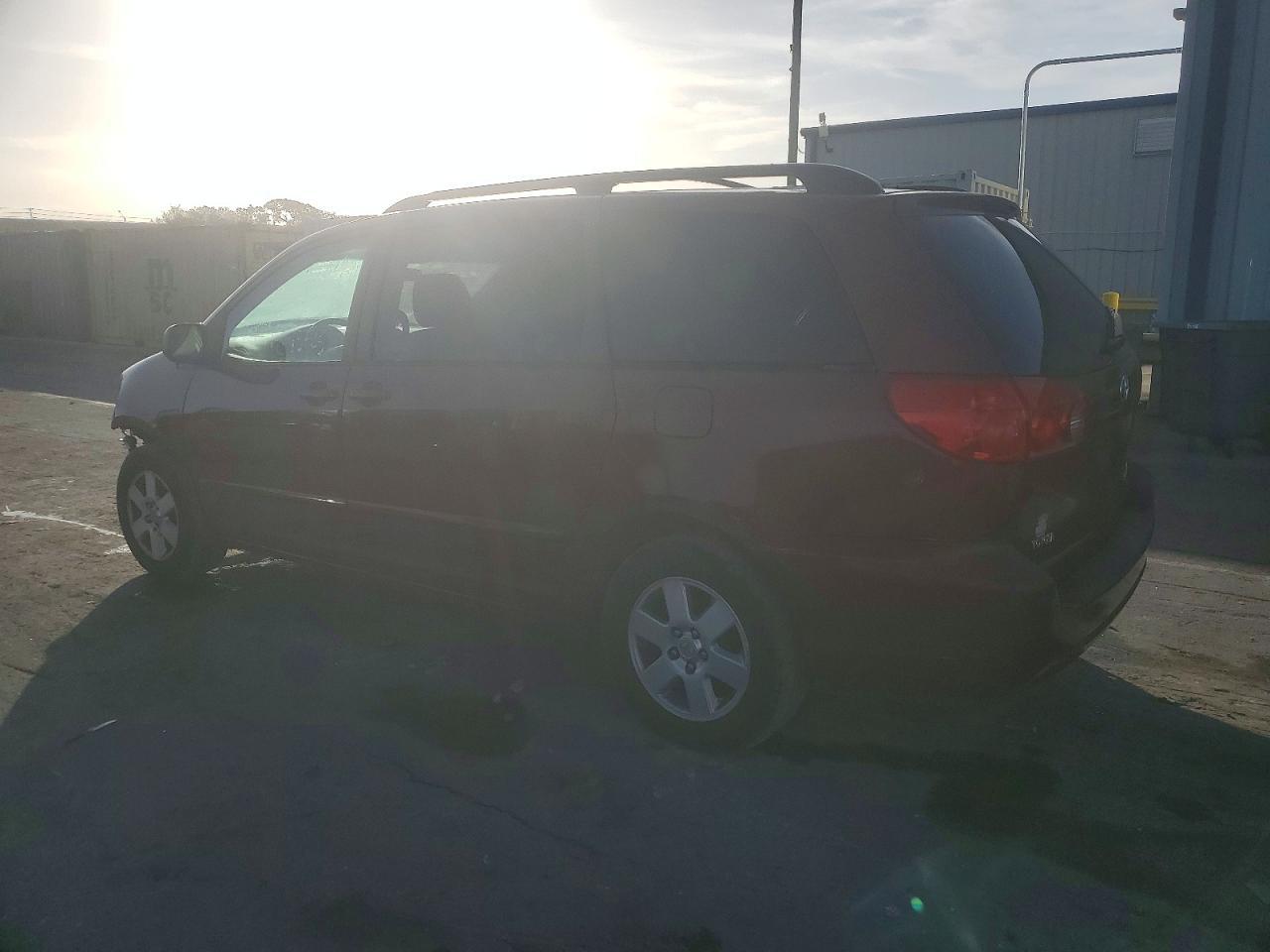 2010 Toyota Sienna Le 8-Passenger - Image 2