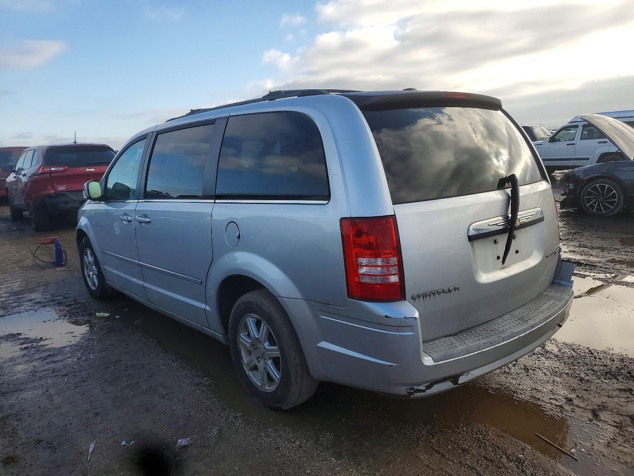 2009 Chrysler Town & Country Touring - Фото 2