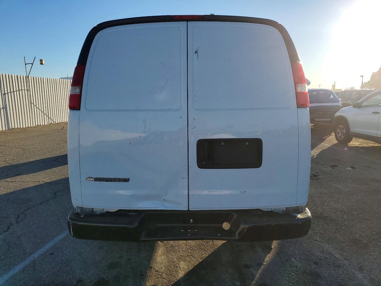 2018 Chevrolet Express G2500 Utility / Service Van - Фото 6