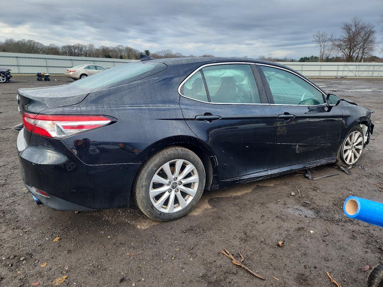 2020 Toyota Camry Le - Фото 3