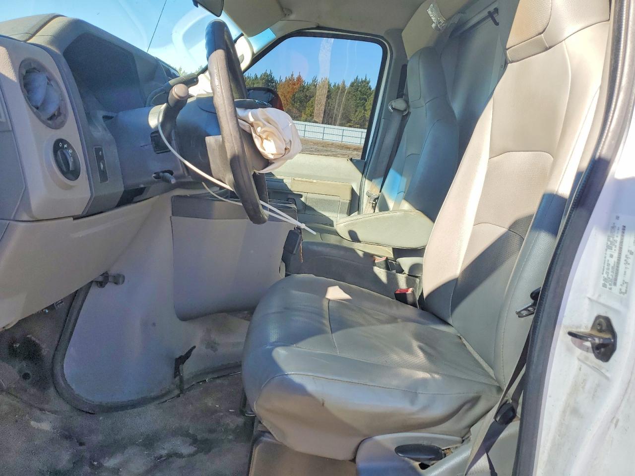 2015 Ford Econoline E350 Super Duty Cutaway Van - Фото 7