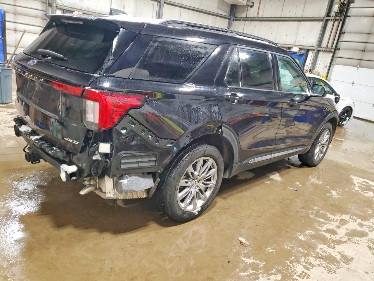 2025 Ford Explorer Active - Фото 3