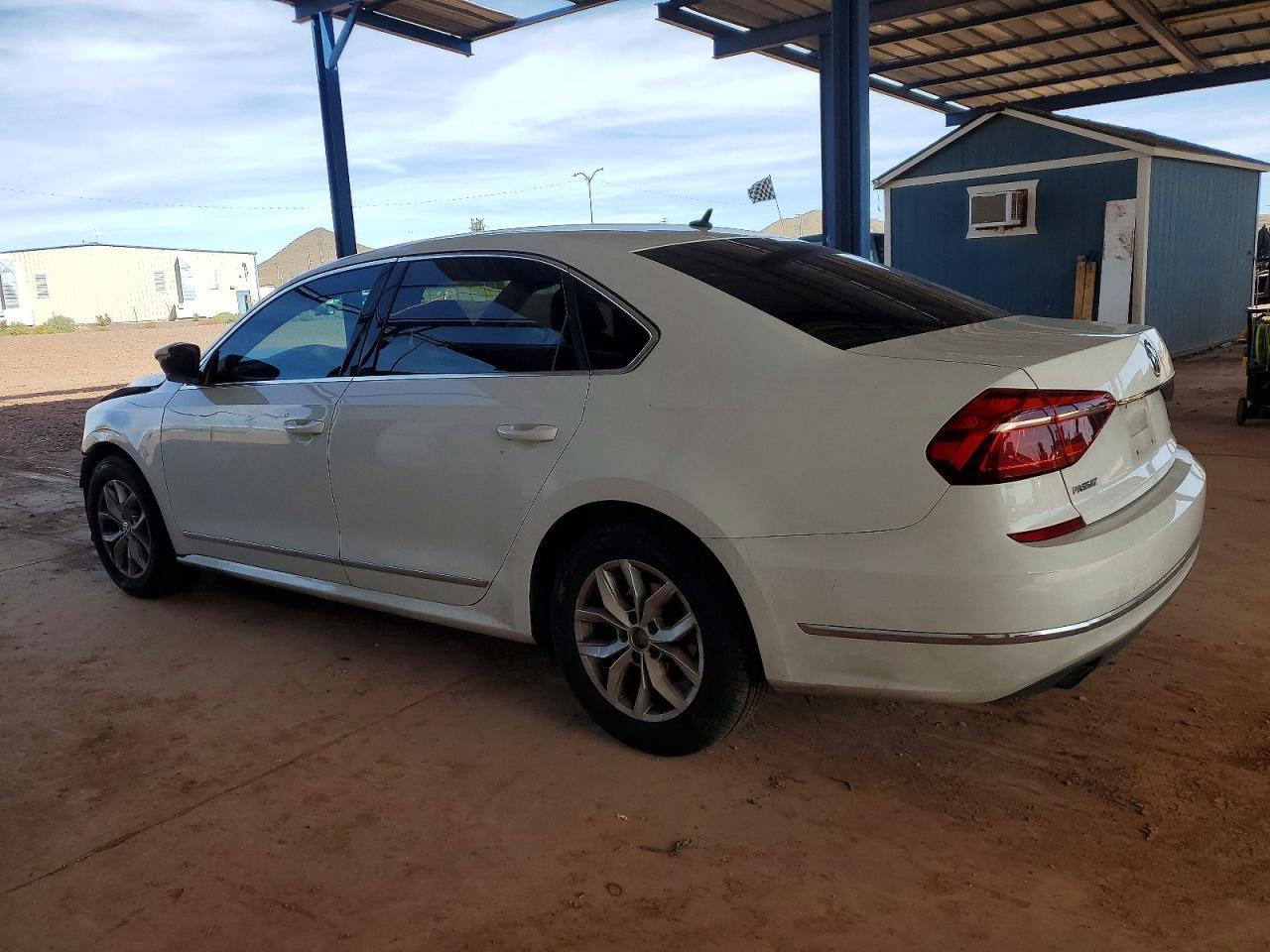 2017 Volkswagen Passat S - Фото 2