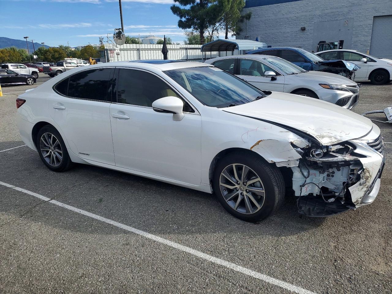 2016 Lexus Es 300H - Фото 4