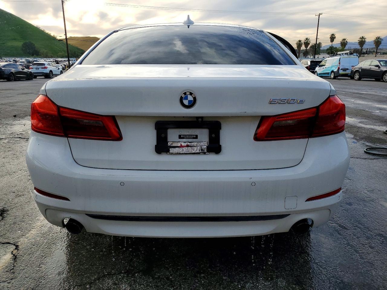 2020 BMW 530E - Фото 6