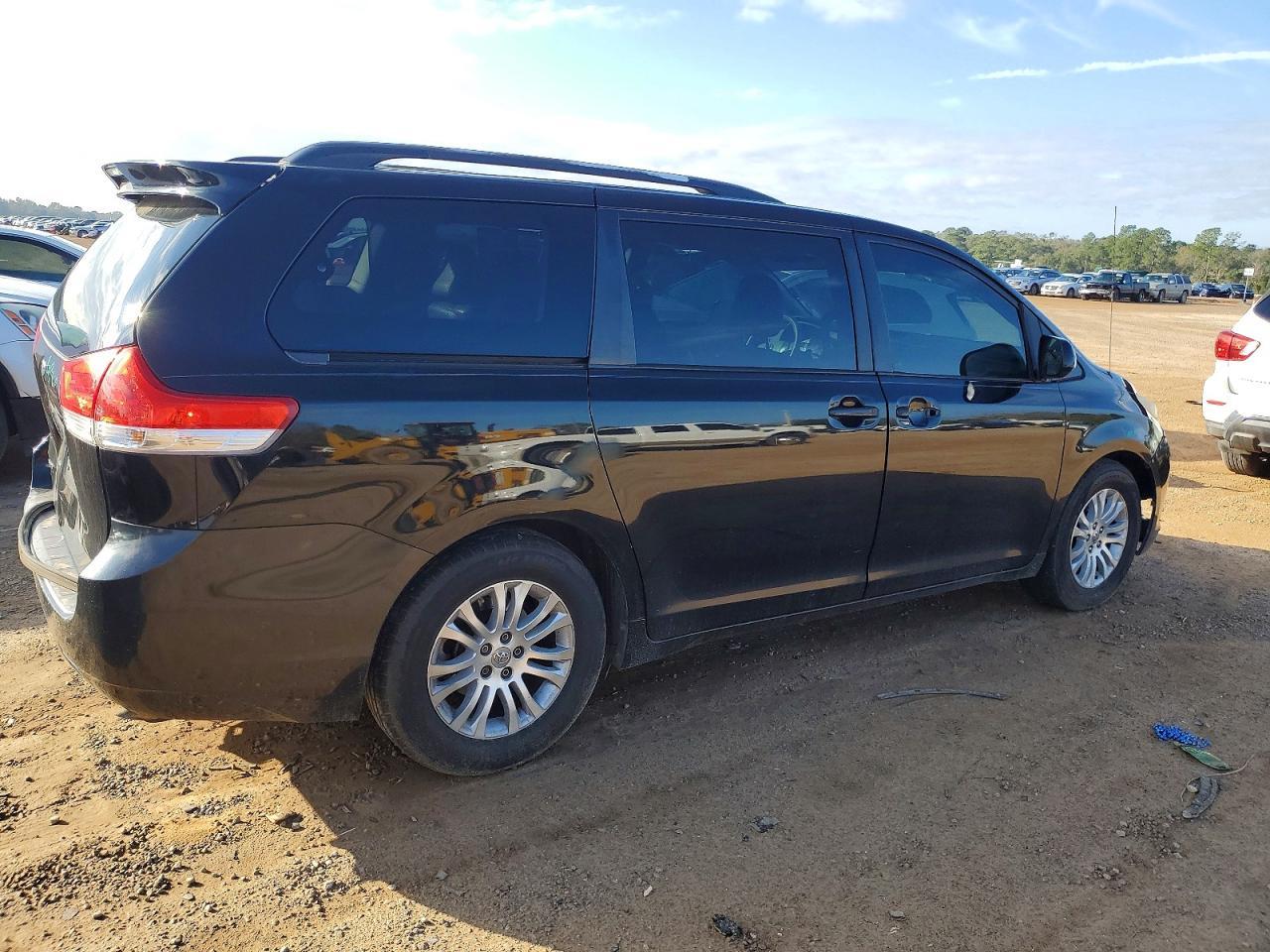 2013 Toyota Sienna Xle - Фото 3