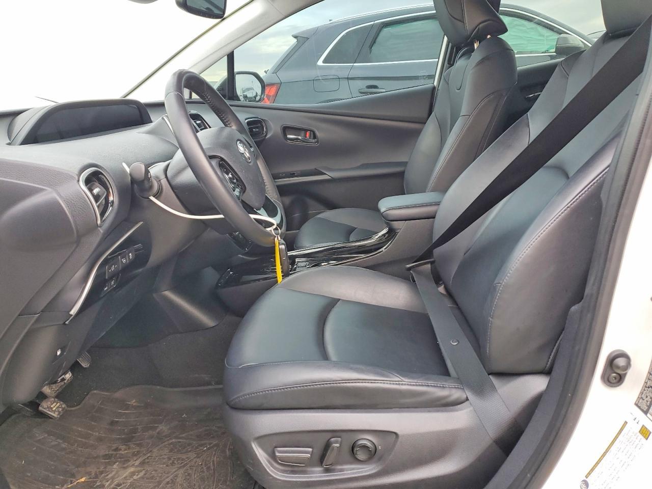 2020 Toyota Prius L - Фото 7