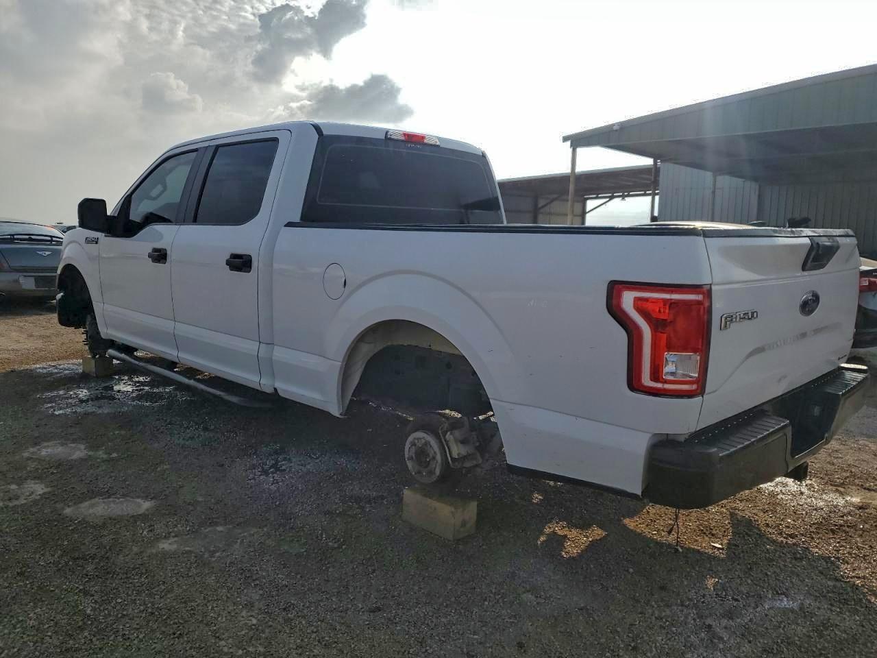 2016 Ford F150 Supercrew - Фото 2