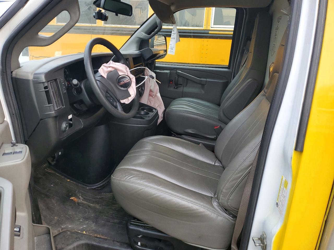 2022 GMC Savana G3500 - Box Truck *** Prior Fleet *** - Image 7