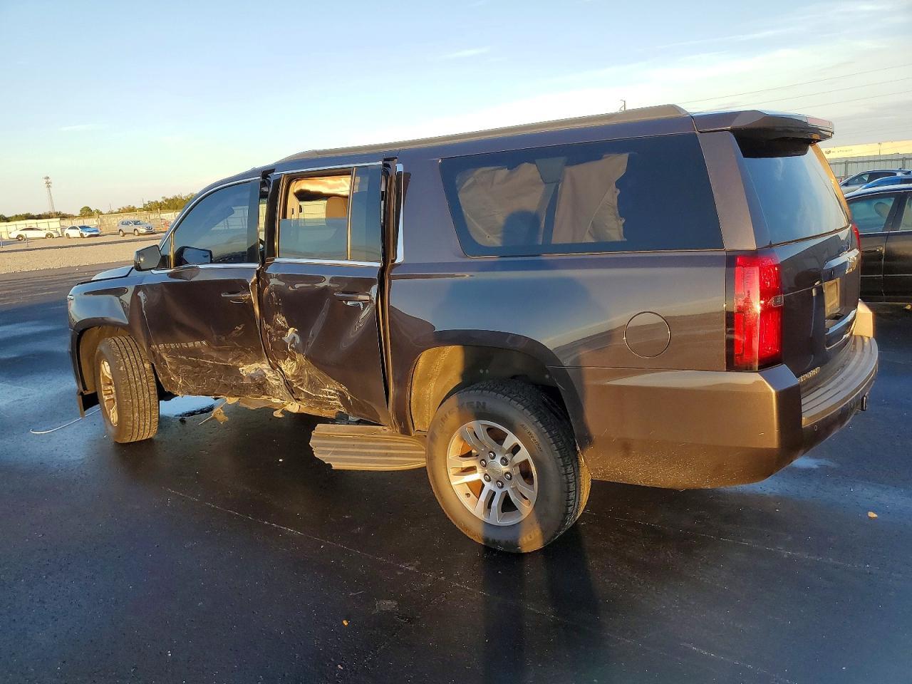 2017 Chevrolet Suburban C1500 Ls - Фото 2