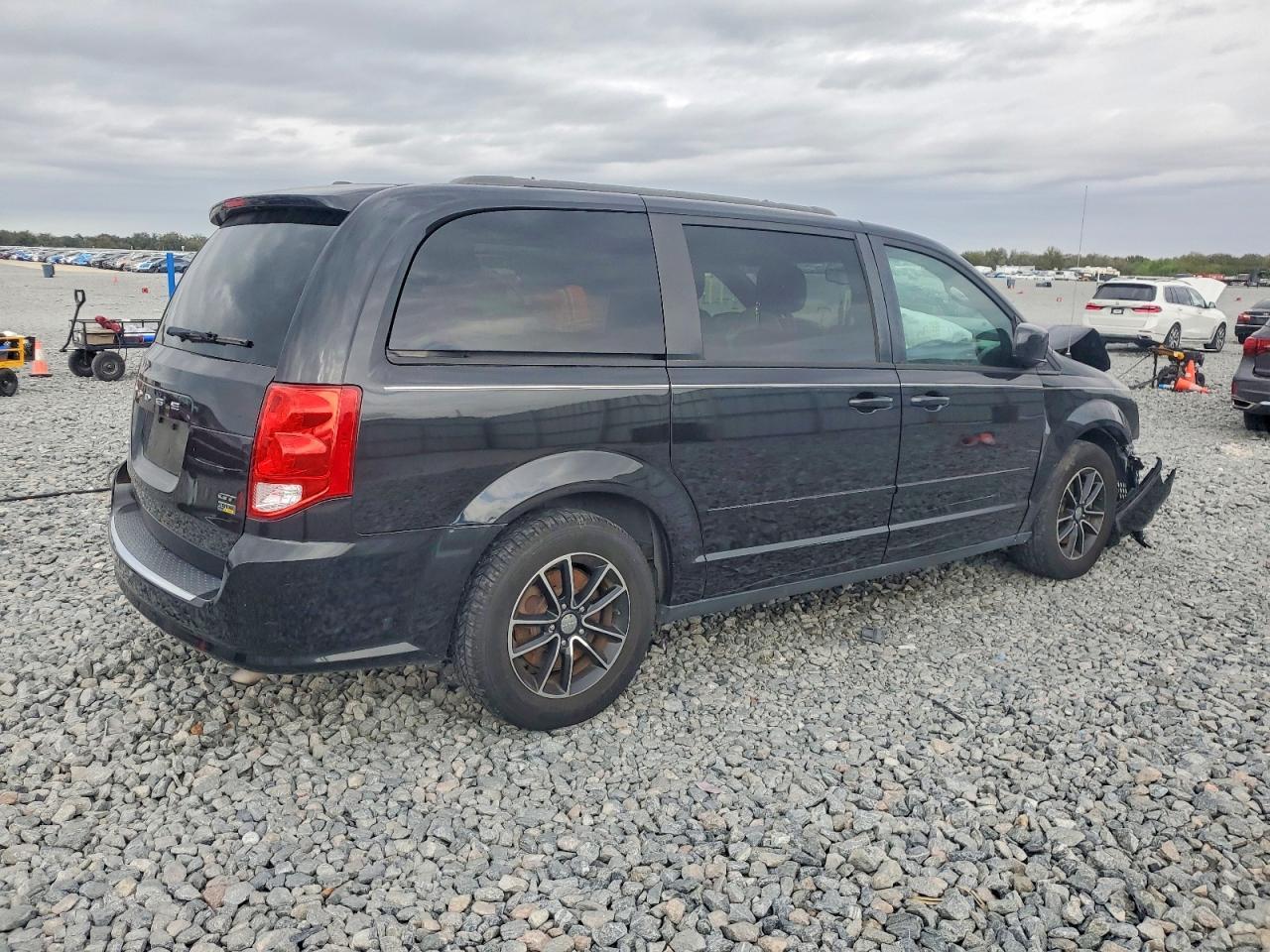 2017 Dodge Grand Caravan Gt - Image 3