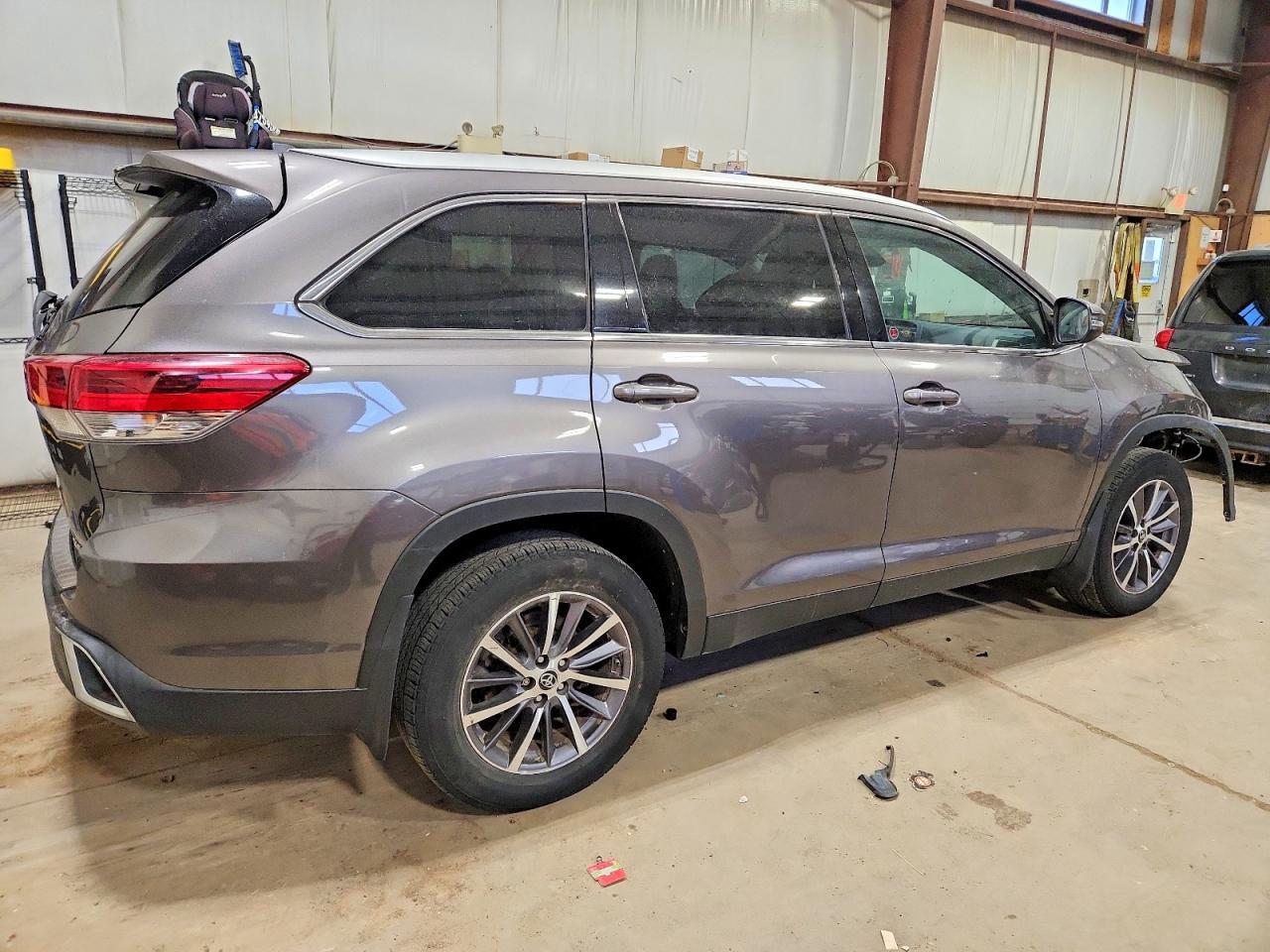 2019 Toyota Highlander Se - Фото 3