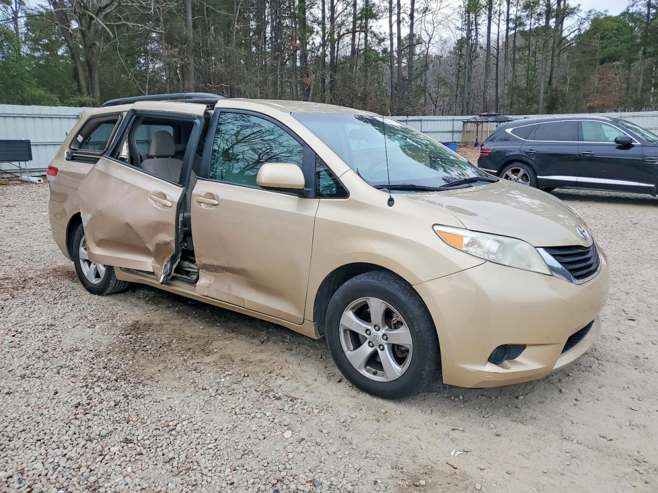 2011 Toyota Sienna Le - Image 4