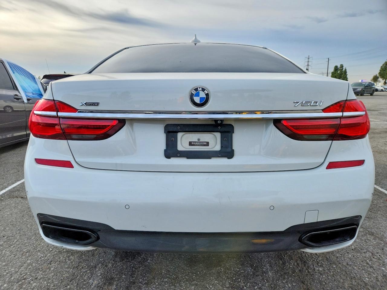 2017 BMW 750 Xi - Фото 6