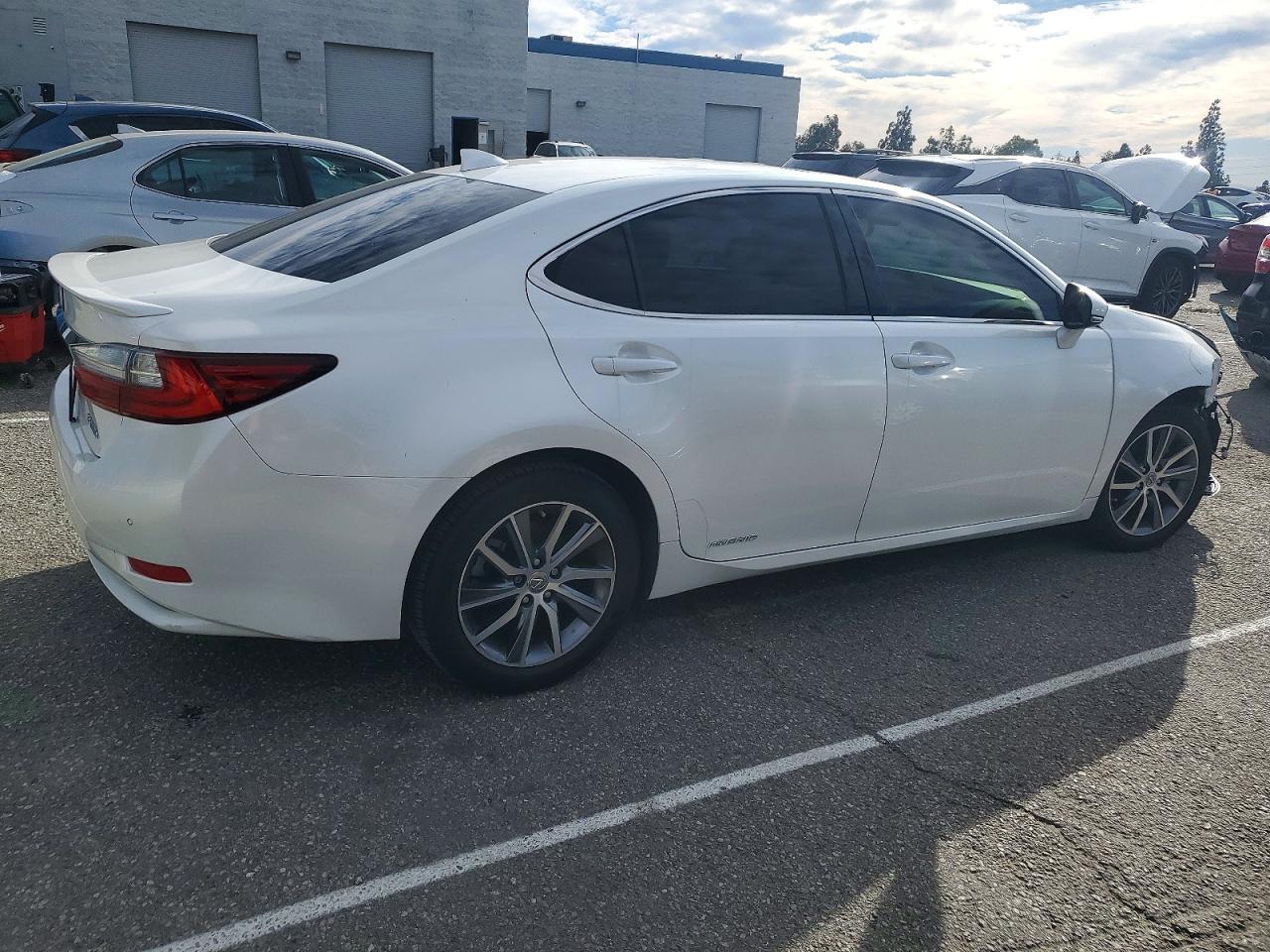 2016 Lexus Es 300H - Фото 3