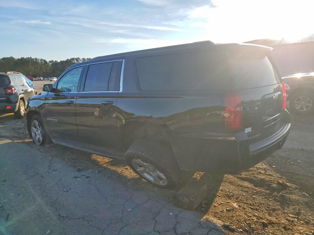 2019 Chevrolet Suburban C1500 Ls - Фото 2