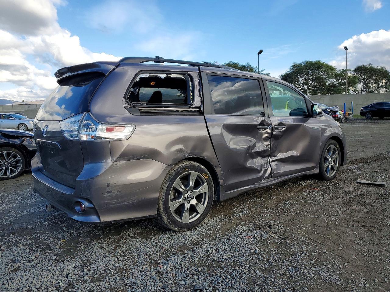 2019 Toyota Sienna Se - Фото 3