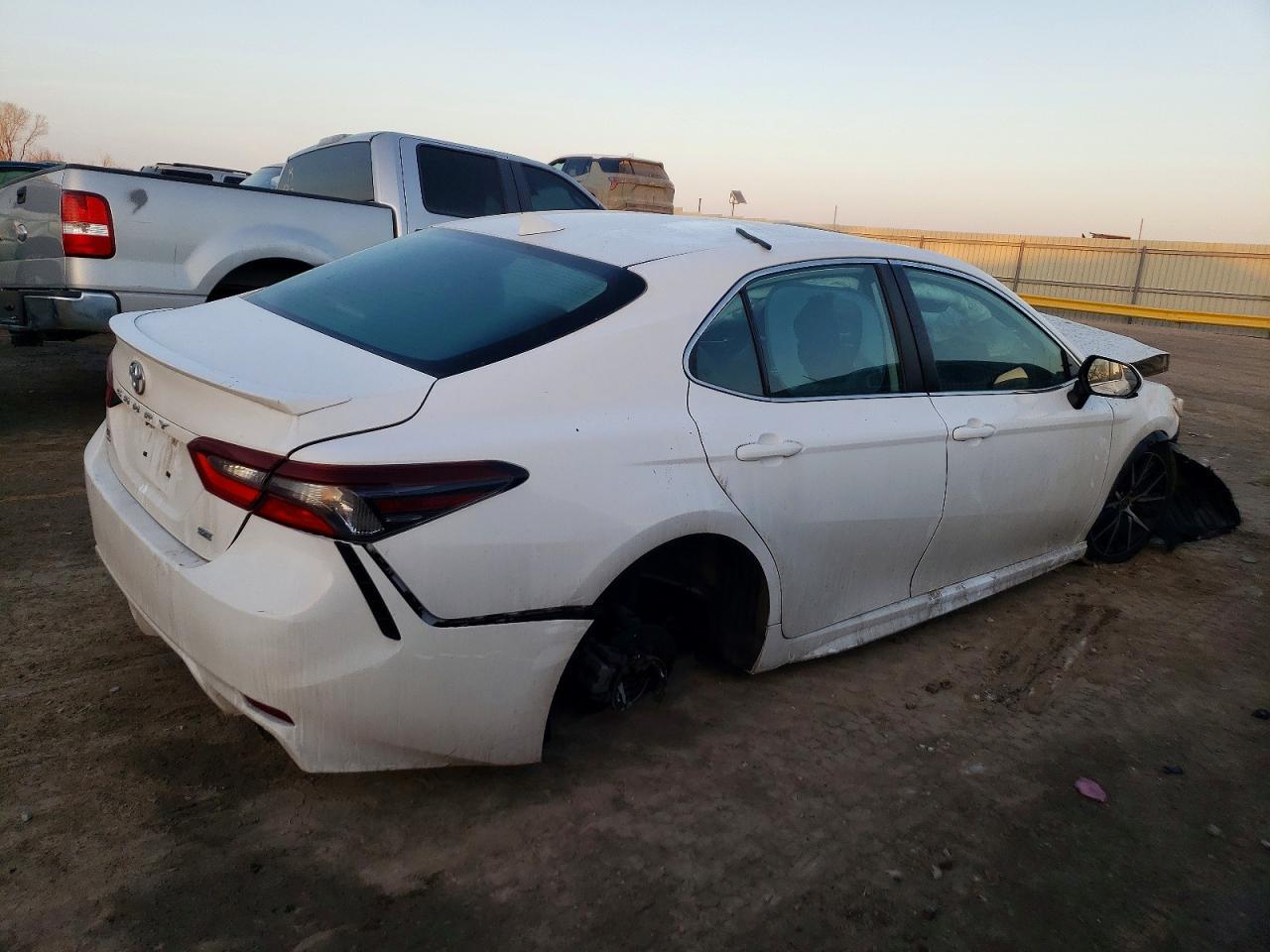 2021 Toyota Camry Se - Фото 3
