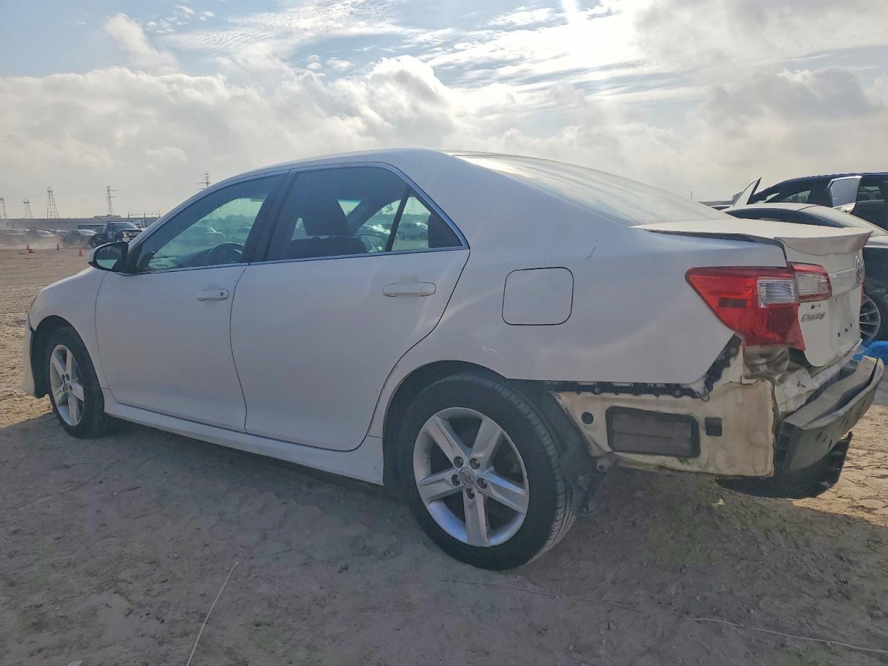 2014 Toyota Camry 4D 2Wd - Image 2