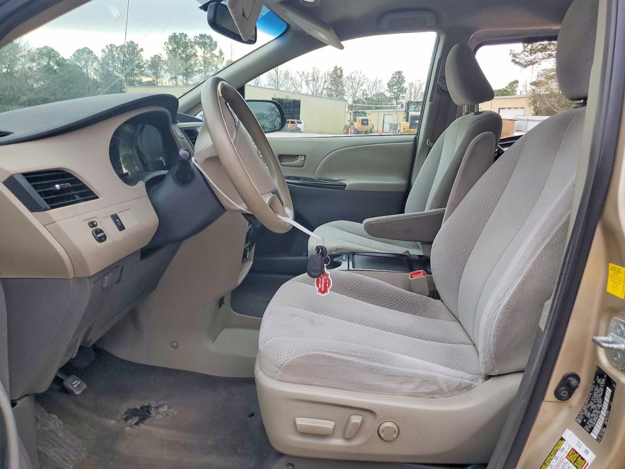 2011 Toyota Sienna Le - Image 7