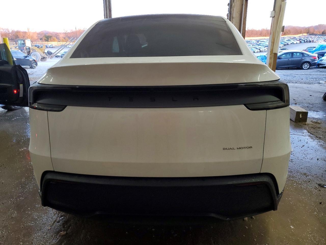 2026 Tesla Model Y - Фото 6